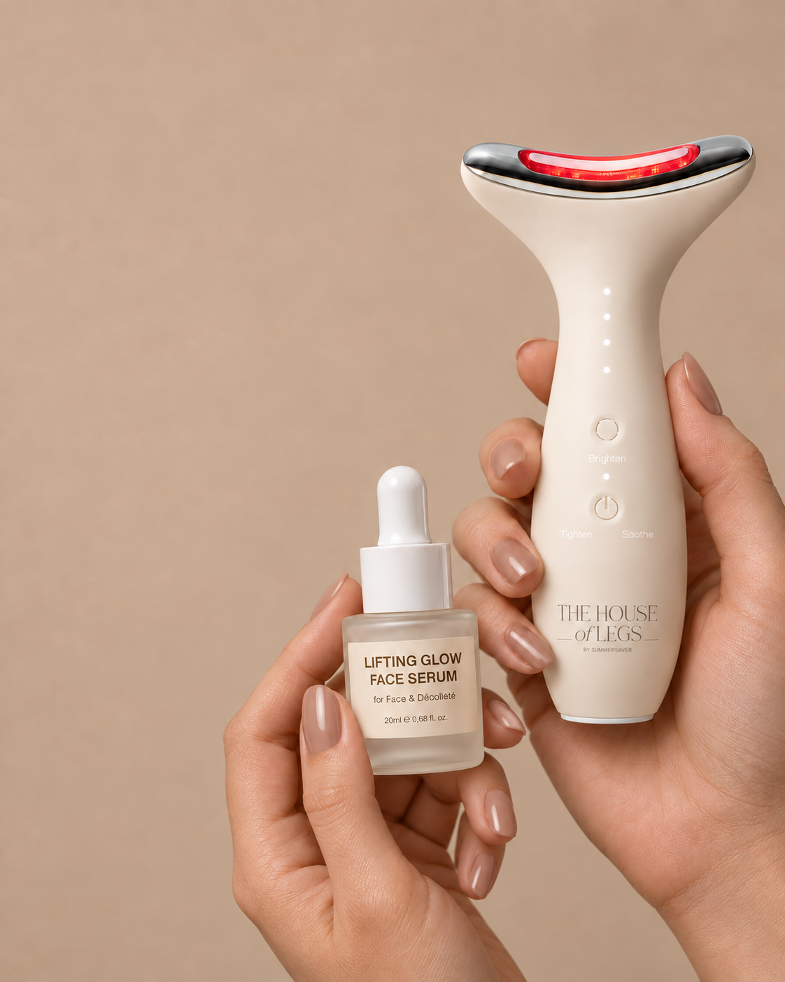 Lifting Glow Face Serum und EMS & Light Therapy Device in der Hand