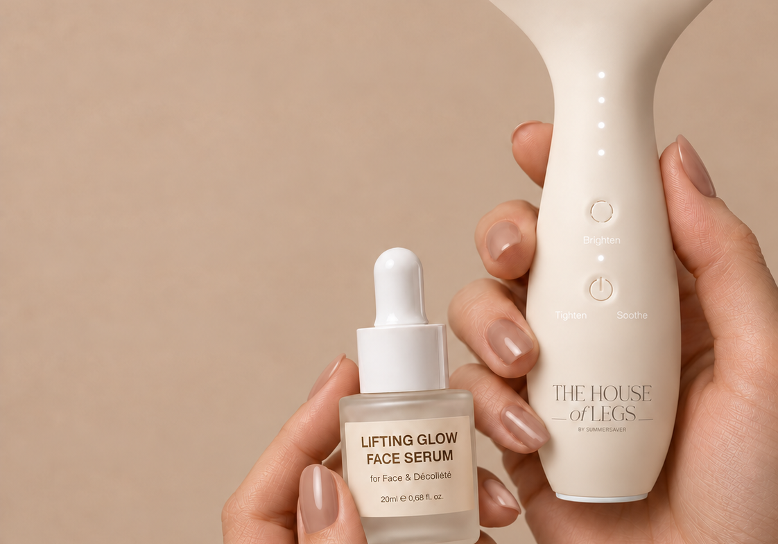 Lifting Glow Face Serum und EMS & Light Therapy Device in der Hand