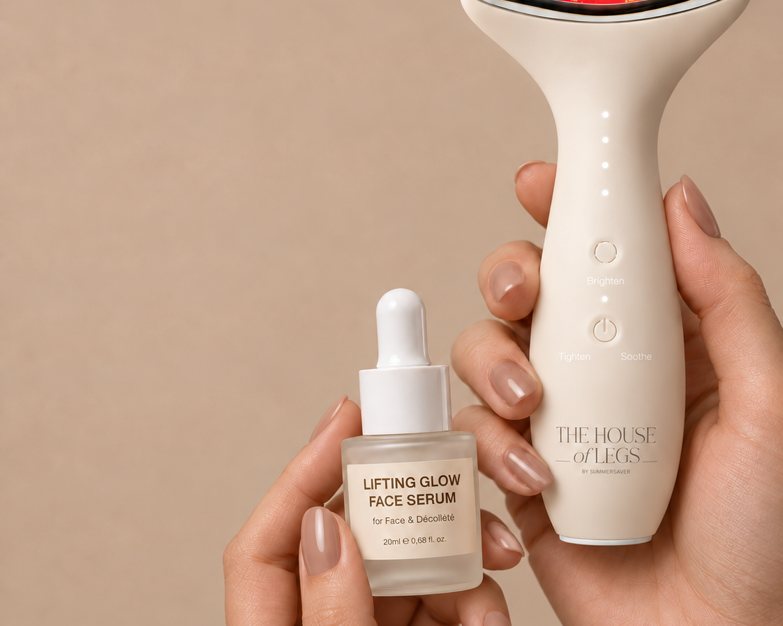Lifting Glow Face Serum und EMS & Light Therapy Device in der Hand