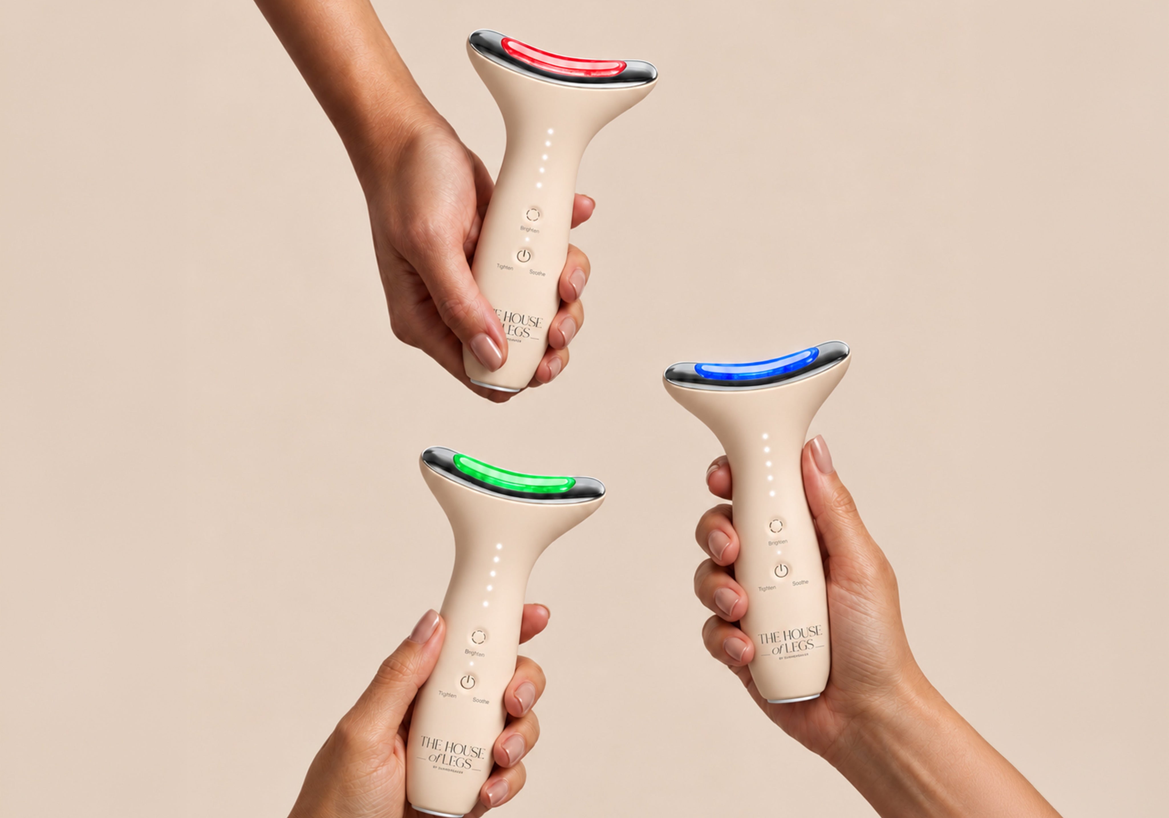 Drei Hände halten das EMS & Light Therapy Device von The House of Legs mit rotem, grünem und blauem Licht