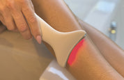 Schritt 2: EMS & Light Therapy Device mit Rotlicht gleitet von unten nach oben über das Bein